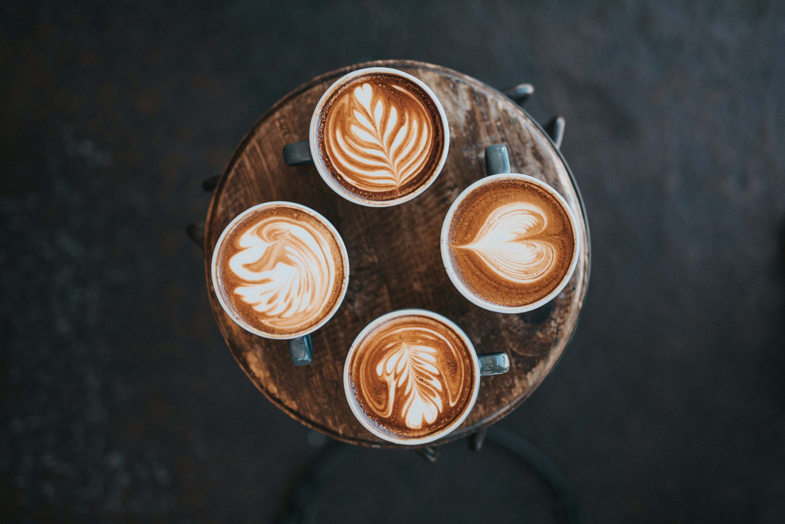 blogpagina avec 4 tasses de cafés et une table ronde 